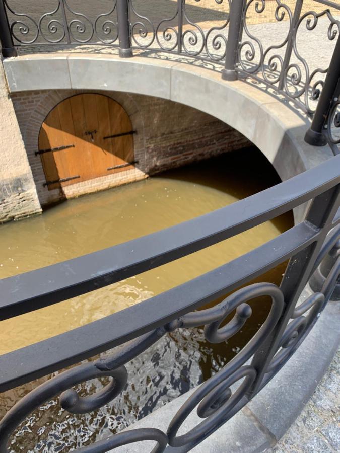 B&B Het Herenhuys Aan De Historische Gracht Van Kollum Extérieur photo